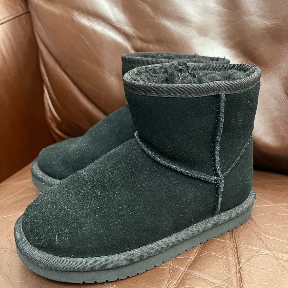 Black koolaburra by UGG boots girls toddler size 11